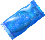 Um embrulho de doce azul translúcido com um doce em forma de peixe azul detalhado visível dentro, o embrulho é torcido nas extremidades, dando-lhe uma aparência clássica de doce