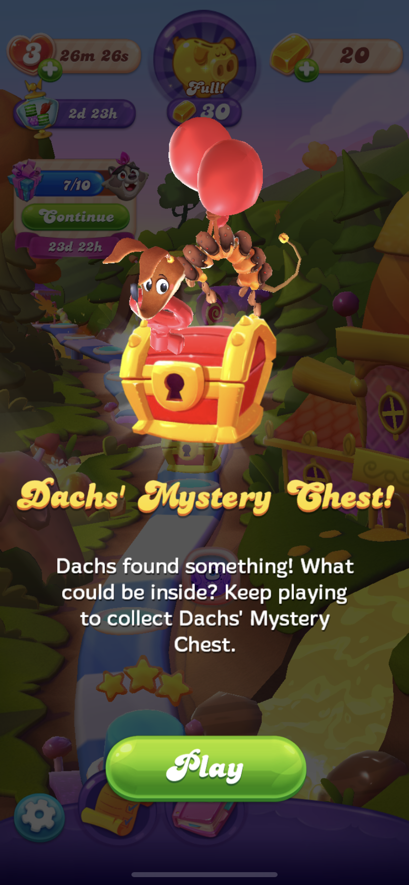 หน้าจอเกม Candy Crush Friends Saga ประกาศความท้าทาย "Dachs' Mystery Chest!" Dachs ลอยอยู่กับลูกโป่งข้างหีบสมบัติ ผู้เล่นได้รับเชิญให้เล่นต่อเพื่อเปิดเผยเนื้อหาและรับหีบปริศนา ซึ่งเน้นด้วยปุ่ม "เล่น" ที่ส่องแสง