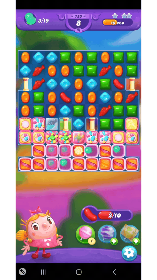 Το gif δείχνει ένα ταμπλό του Candy Crush Friends και πώς ο παίκτης ταιριάζει 5 πορτοκαλί καραμέλες σε σχήμα L για να δημιουργήσει μια Τυλιγμένη Καραμέλα, η οποία εκρήγνυται στην επόμενη κίνηση όταν ο παίκτης τη συνδυάζει με δύο ακόμη πορτοκαλί καραμέλες